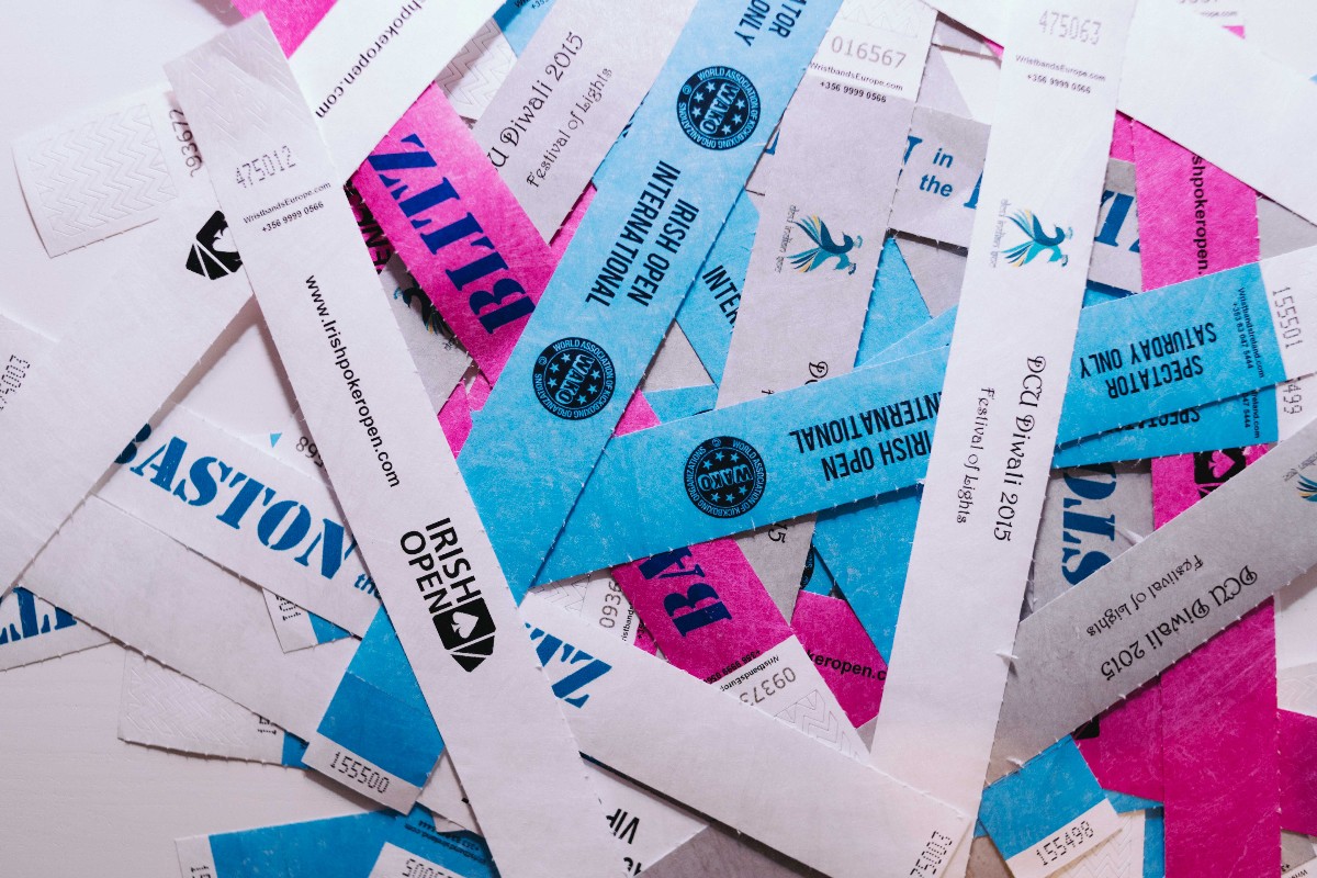 Recevez des bracelets en tyvek personnalisés imprimés livrés sous 24 heures